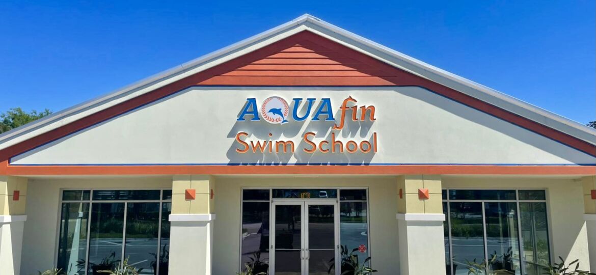 A building with the words aqua splash on it.