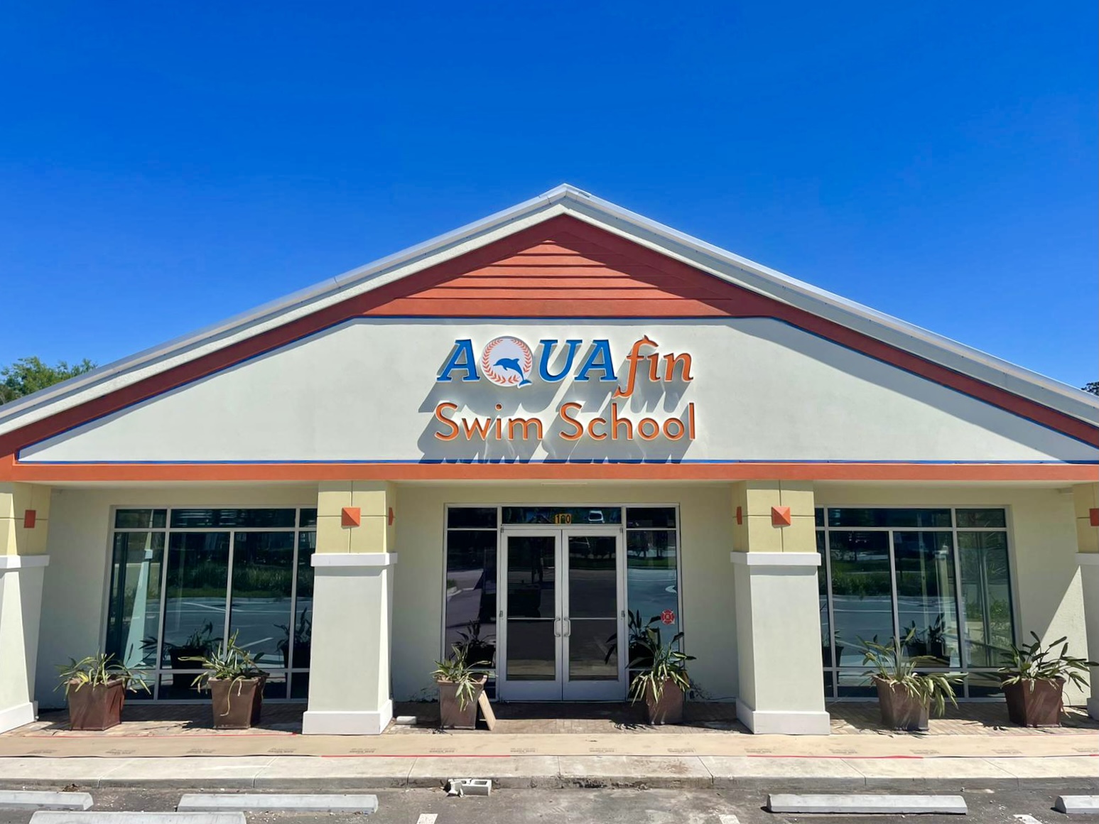 A building with the words aqua splash on it.